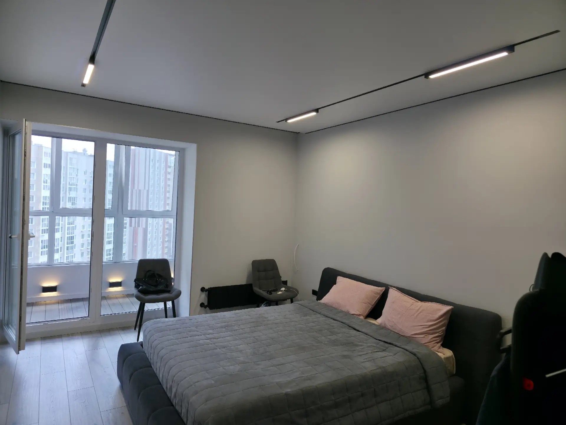 Спальня с линейным освещением потолка